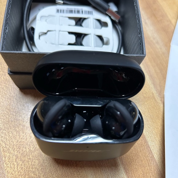 Noise canceling earbudsds - Picture 2 of 6